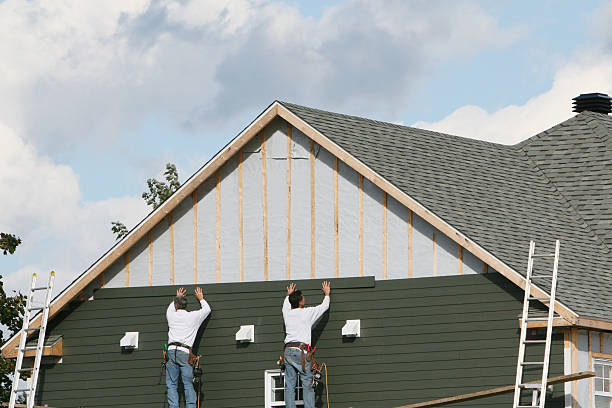 Professional Siding technician working in Trenton, OH